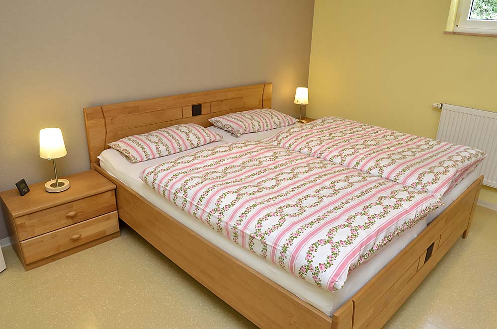 Schlafzimmer hochwertig eingerichtet mit schönen Massivholzmöbeln: Doppelbett, Kleiderschrank und Nachttische. Ferienwohnung Esther, Neustadt/Weinstraße - Geinsheim