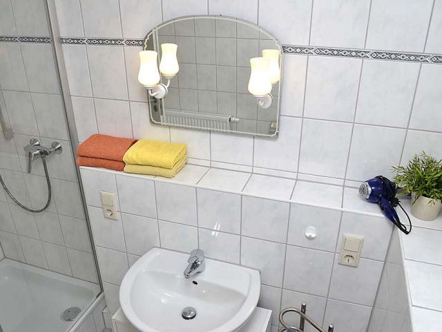 Modernes Bad mit Dusche und WC, Fön und Handtücher werden gestellt. Ferienwohnung Esther, Neustadt/Weinstraße - Geinsheim