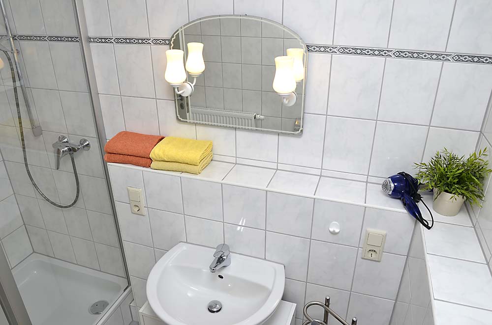 Modernes Bad mit Dusche und WC, Fön und Handtücher werden gestellt. Ferienwohnung Esther, Neustadt/Weinstraße - Geinsheim